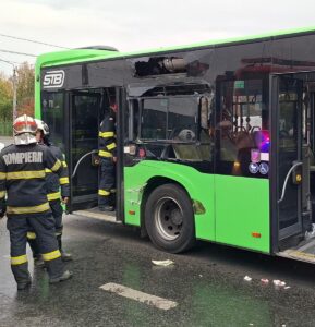 accident in bucuresti intre un tramvai și un autobus stb