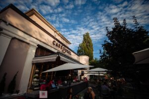 O fotografie care surprinde fațada restaurantului Chios din Cluj