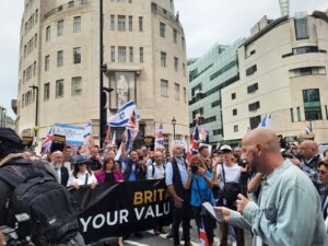 Protestatari, în fața sediului BBC, în 7 septembrie, acuzând trustul britanic de părtinire