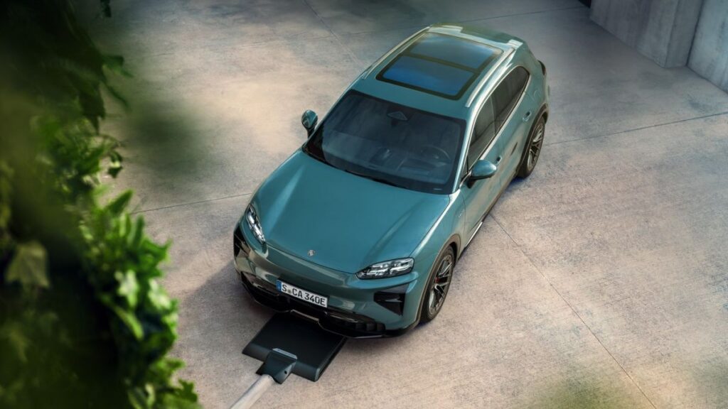 Cayenne intră în era electrică și devine cel mai puternic Porsche de serie produs vreodată. Cât costă în România rivalul lui BMW iX