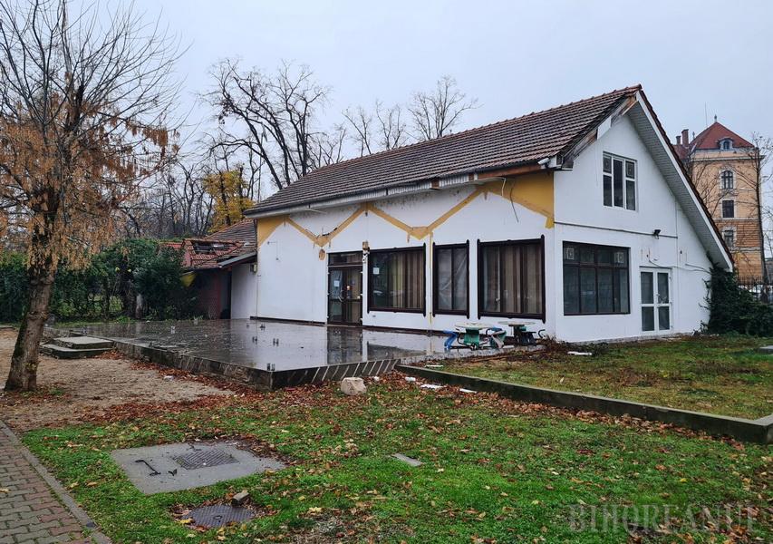 Primăria Oradea cumpără cu 120.000 euro o clădire din Parcul Bălcescu pe care trebuia să o obțină gratis, pentru a o demola / În imobil a funcționat un restaurant.