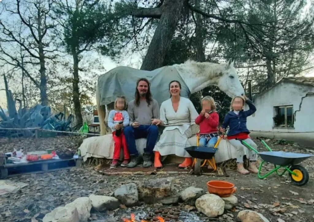 Copii crescuți în pădure, printre cai, măgari și găini, departe de civilizație. Povestea familiei care a renunțat la lumea modernă pentru a-și construi un univers cu animale
