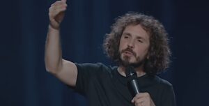 Costel, comediant român în timpul unui spectacol de stand-up