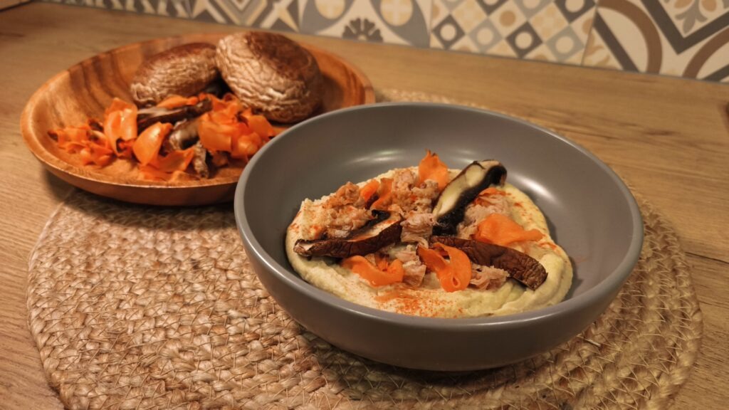 Hummus cu topping de ton și legume coapte, preparatul cu gust mediteraneean care merge perfect în post, într-o zi cu dezlegare la pește