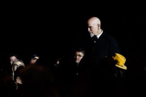 john malkovich - cravata galbenă