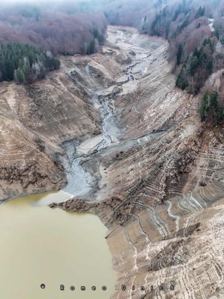 FOTO Lacul Vidraru, golit pentru prima dată în aproape 60 de ani: retehnologizare de 225 de milioane de euro / Apa de aici e ”înlocuită” cu un imens val de conspirații