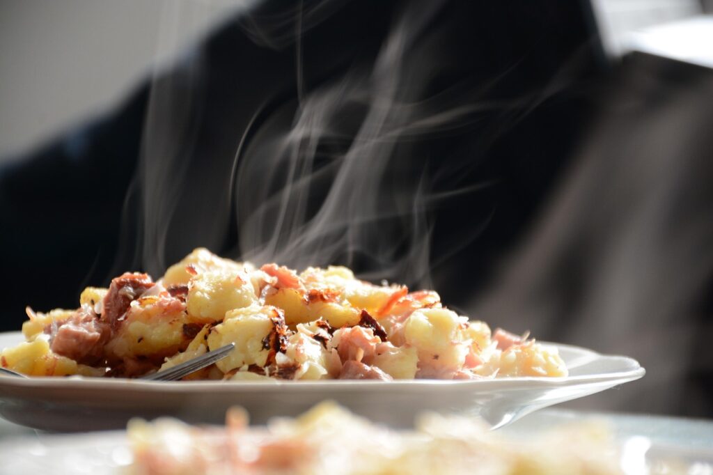 Tot mai mulți tineri sub 30 de ani stau la coadă pentru o masă caldă, la cantina socială, în Italia / „Nu reușesc să-și acopere cheltuielile, chiar dacă lucrează”