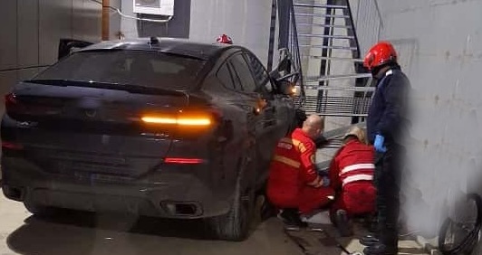 Un tânăr în scaun cu rotile a murit călcat de o mașină, în curtea unui centru medical din Bihor / O asistentă medicală și un alt băiat în scaun cu rotile au fost răniți