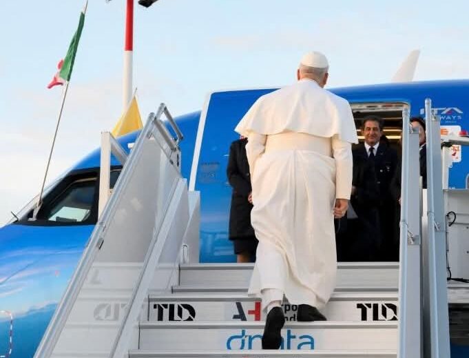 Aeronava A320 care îl transportă pe suveranul pontif va necesita înlocuirea unei componente, după un avertisment al Airbus