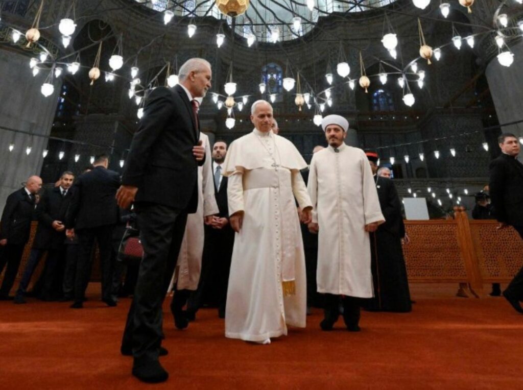 Papa Leon al XIV-lea a intrat în Moscheea Albastră din Istanbul, s-a descălţat, dar nu s-a rugat