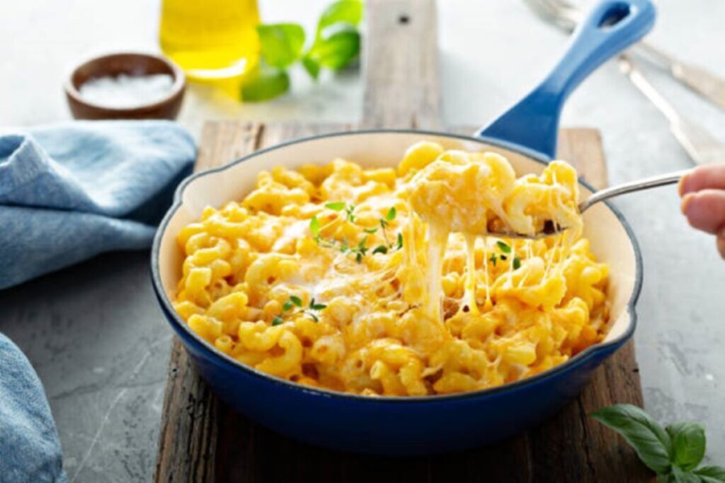 Pastele de vineri seara. Rețeta de mac and cheese americane adaptate la cașcavalul românesc. Mult mai mult decât simple paste cu brânză