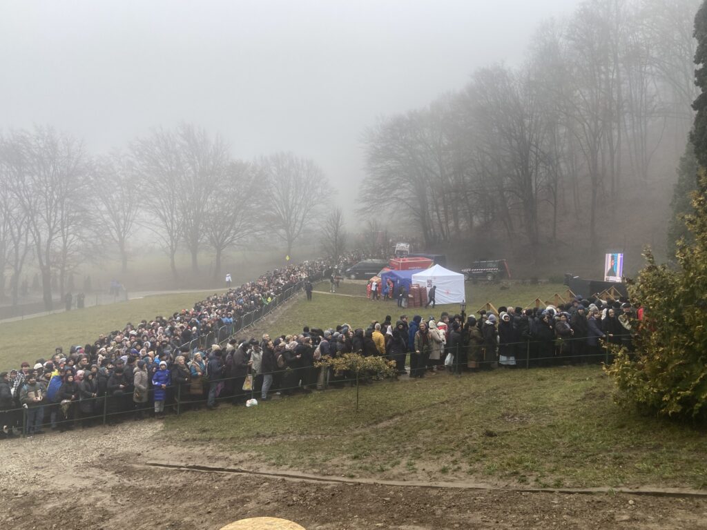 24 de persoane care participau la ceremoniile de canonizare a lui Arsenie Boca au necesitat asistenţă medicală / Un adult şi un copil de 13 ani au fost transportaţi la spital / Recomandări pentru pelerini
