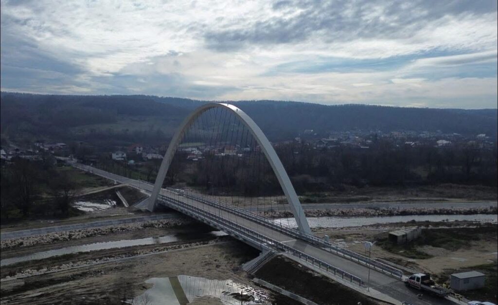 A fost recepționat podul cu cel mai mare arc parabolic din România, peste Râul Argeșel, între Mioveni și Davidești