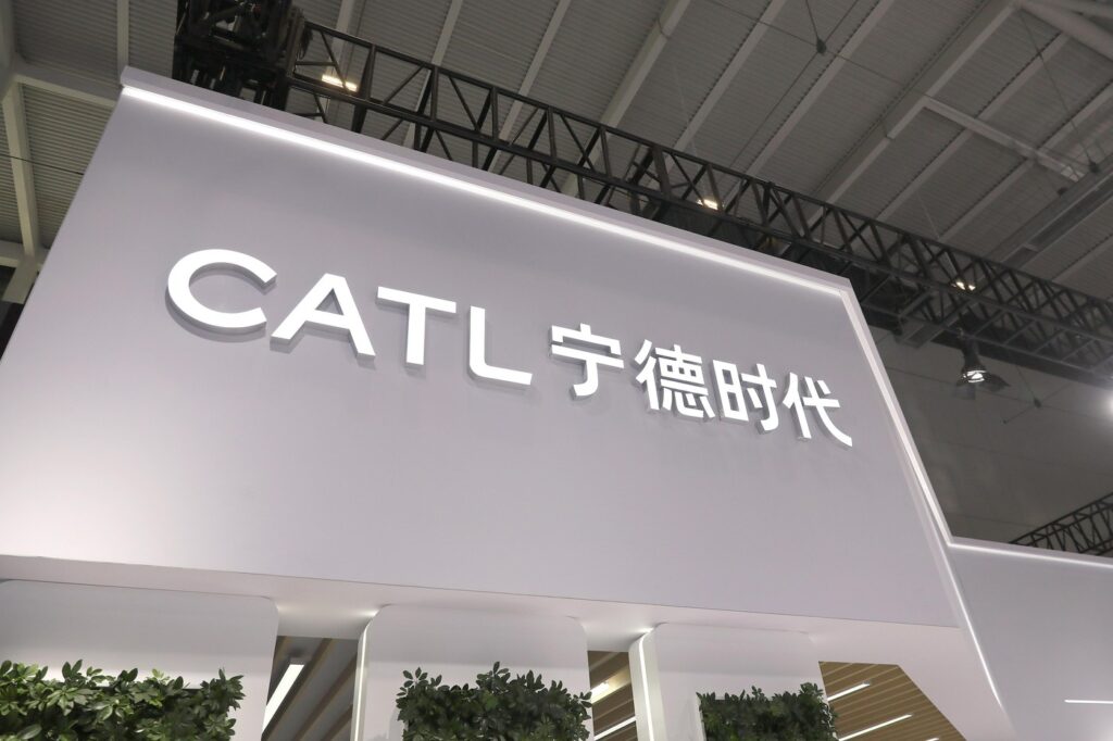 Stellantis şi CATL pornesc construcţia uzinei de baterii din Spania / Presa locală semnalează controverse privind aducerea a mii de muncitori chinezi în detrimentul forţei de muncă locale