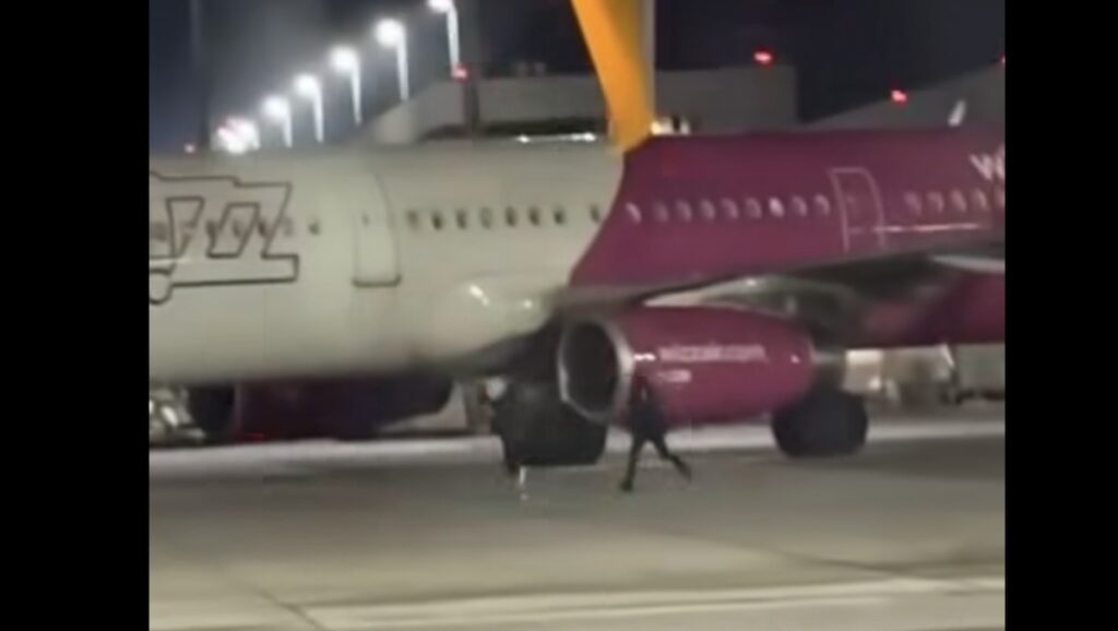 După precedentul creat de români, trei pasageri britanici întârziaţi fug după avion pe pista aeroportului din Koln