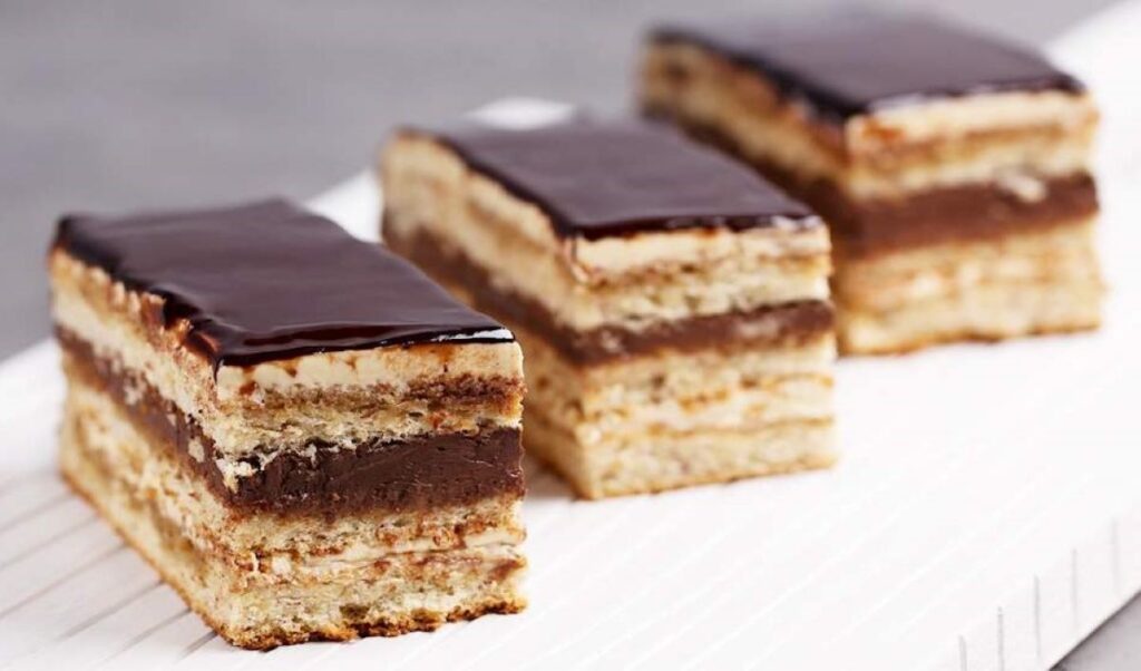 Opéra, un tort rafinat și delicat devenit un desert simbol al Parisului